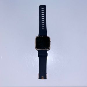 fitbit versa rose gold with charger